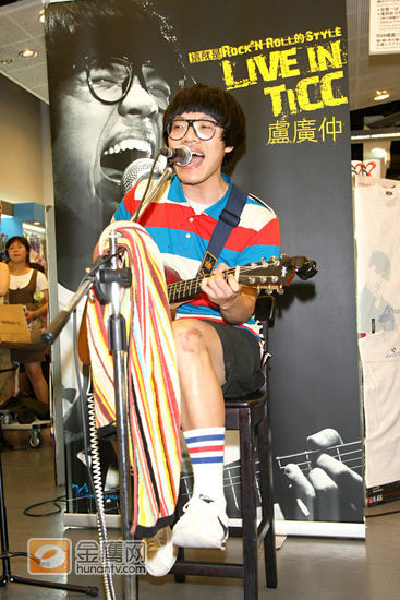 在劳动节发行LIVE IN TICC专辑的独立音乐小天王卢广仲，最近不但跑遍了各大办公室为上班族加油打气！让不少OL为之疯狂！周末在台北台中各地举办的我爱唱片行签唱会，更是吸引了大批歌迷前往，塞满了西门町的街道，卢广仲不管开口唱歌、讲话、擦汗、拨头发任何一个小动作都让现场歌迷看的如痴如醉！ 《一百种生活》专辑入围金曲奖五项大奖，唱片公司特地在端午节前送上五棵粽子，取包粽的谐音祝福卢广仲能五项大奖包中！