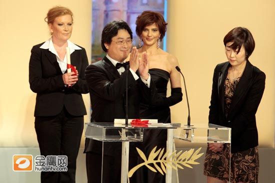 安德里亚和朴赞郁上台领奖致辞