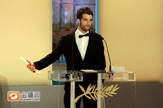 25岁帅气的葡萄牙导演Joao Salaviza领取最佳短片奖