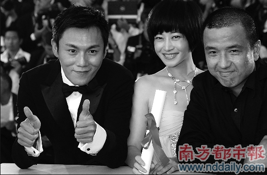 《春风沉醉的晚上》男女主角和导演娄烨（右一）领奖。据说娄烨早已离开戛纳，颁奖当日才飞回
