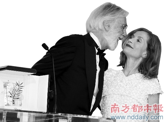 哈内克得奖亲吻于佩尔