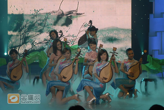 本周的《快乐大本营》主题是城市发声，导演组搜罗到南京、北京两大古都美妙的声音。首先登台的是来自南京的黄律小朋友，他2岁学拉小提琴，就打破了基尼斯世界纪录，5岁就能演奏一百多首乐曲。3岁半就成功地举办了自己的第一场小提琴演奏会；4岁就受邀与钢琴大师刘诗昆老师合奏表演；今年只有5岁，但已参加过很多的演出，曾经上过《我最达人》、《阳光快车道》，“香港回归十周年庆典音乐会”。（金鹰网独家图片，转载须注明版权。）