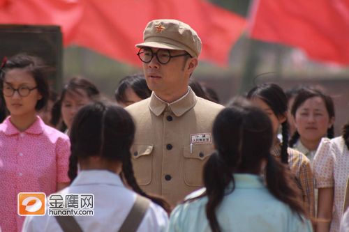 康靖给初到兵营的女学生们训话。