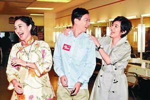 左起为关咏荷、张家辉、吴君如，三人言谈甚欢。
