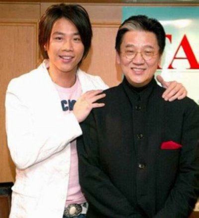 陶大伟、陶喆：陶喆其实也不帅，但是比起他的爸爸陶大伟就帅多了。陶大伟也是台湾知名的主持人之一，他主持的儿童电视节目幽默、睿智、风趣，深受小朋友和家长的喜爱。而儿子陶喆的创作才能似乎也是爸爸陶大伟身上遗传下来的。