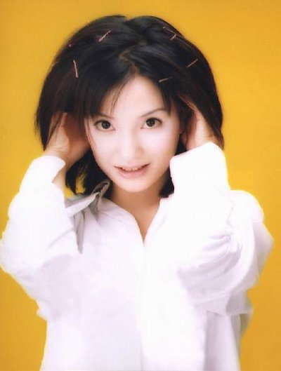 赵薇：毕业论文得90分。在北影96级表演系本科班就读时，赵薇的学习成绩就非常好，在班里的考试成绩总是名列前茅。拍摄《还珠格格》期间，虽然缺课，但她都能及时补回来。在赵薇的毕业成绩单上写着：成绩95分；毕业论文《试论本色表演与本能表演的关系》，成绩90分；赵薇的14门科目中，有4门成绩是优秀，9门成绩是优良。赵薇也是个爱学习的人，在演艺事业遇到瓶颈时，选择了继续回学校进修，并一举考取了导演系的研究生。据说赵薇没有托关系走后门，而是自己认认真真考上去的。
