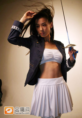 —像清纯可人的黄圣依，如今也放弃了—贯的清新甜美，改走性感路线，贴身的抹胸裙，少到不能再少的薄透轻纱，大胆的湿身诱惑让所有人都咋舌感叹：这年头，果然性感要比清纯来的猛烈。