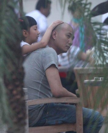 金鹰娱乐讯 胡军光头造型亮相与妻子在5月22日带孩子逛街。自胡军在决定接拍《十月围城》后，为了服从片中角色需要剃了光头，他将饰演一个武功高强的刺客，也是影片中唯一的“反派”。据造型师讲，除了要剃头外，胡军在片中还将以极为狰狞的形象示人。