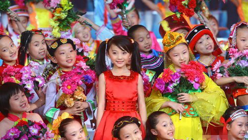 央视六一儿童节晚会彩排现场 林妙可红裙亮相再成全场焦点