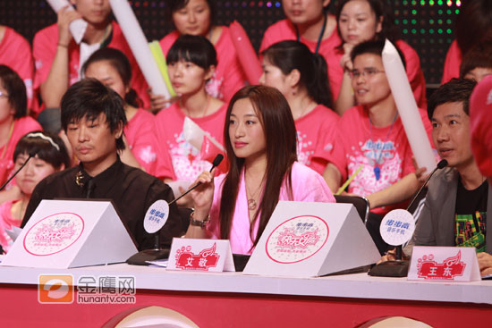 金鹰娱乐讯 2009快乐女声长沙唱区30进20强比赛于端午之夜落下帷幕，长沙唱区三大评委艾敬，王东，李延亮坐镇点 评。长沙唱区的20强选手将代表长沙的荣誉征战全国总决赛。（摄影：庞鑫 金鹰娱乐独家图片，转载请注明出处。）