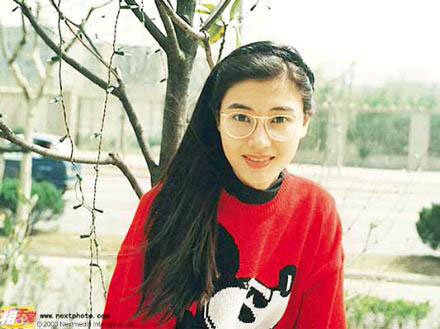 李嘉欣---高考六门科目获得4个A。李嘉欣当年的会考(高中毕业考试)的成绩考了4个A，共27分。据悉，香港的高考是考试及评核局(简称考评局)主办的，一共考六门课程。其中中文、数学、英语(论坛)是必选科目，再根据偏重文科或理科另选三门。除中文外，其余科目都可以选择用英语答题。高考的成绩共分6级(A-F)，以A级最高，F级最低。如果所有六门科目都能拿A，说明这是一个各门课程全面发展的优秀学生，被称为6A生，获得5A以上的考生，香港每年不过几百名，李嘉欣能获得4个A，已经是极高的分数了。