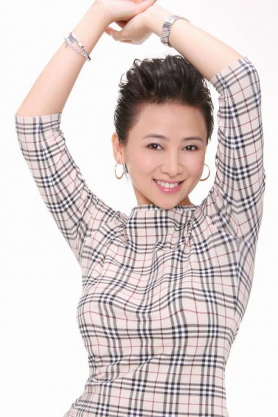翁虹——现在想想还是很紧张：翁虹介绍说，演戏并不是自小的理想，小时候她更希望成为一名舞蹈家。不过香港没有内地这样的高考，那时候，她参加了类似于会考的考试，报考的是香港演艺学院舞蹈科。“当时也是感觉非常有压力，要从几千个人中选择那么十几个，不仅要考文化课，还要考现场即兴表演的东西。” 翁虹说，文化课过了以后，老师们还会有面试，在一个舞台上放一个板凳，让考生即兴发挥，现在想想还是很紧张的。“不过在备考前紧张也是没有用的，只能是心无杂念，变压力为动力，好好复习功课。”