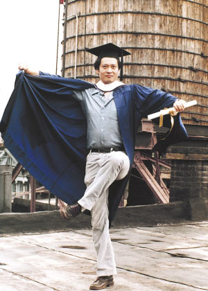 李安——两度高考落榜。著名华人导演李安大器晚成的一生，是人们津津乐道的励志故事。台湾《天下》杂志刊文称，在李安三十六岁事业起飞之前，人生有两个严重低潮期。其中一个低潮期是，李安从纽约大学电影制作研究所毕业后，窝居在家六年没有电影可导；另一个就是台南一中毕业，却连两届大学联考(相当于高考)落榜。