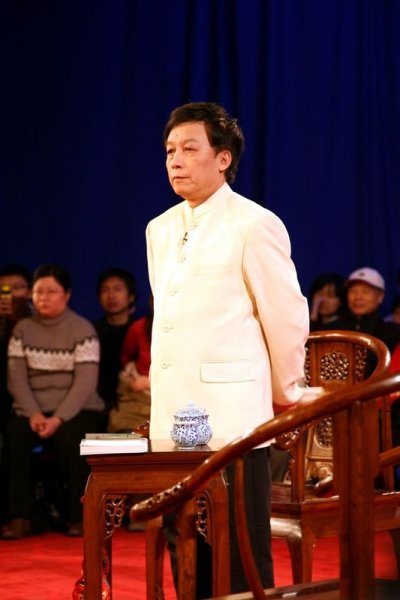 易中天：1977年恢复高考时，易中天正在新疆一所中学当语文教师。他没有与自已的学生一起参加高考，而是直接参加了硕士研究生的考试，成了武汉大学中文系的一名研究生。其实，早在“文革”之前，易中天已经参加过一次高考，但最终落榜——落榜的原因不是成绩不够好，而是志愿填报不当。