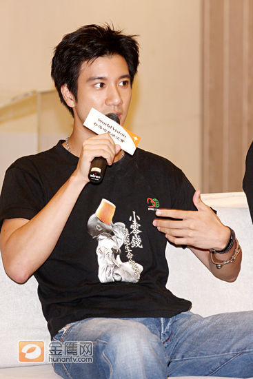 王力宏用歌声和简单的乐器演奏和当地的孩子打成一片。