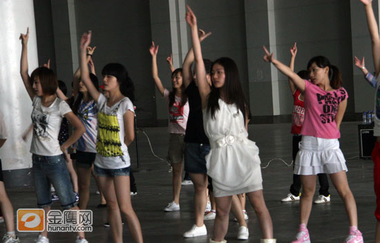5日，“快乐女声”首场突围赛的50名选手进入紧张排练中。近日网络上热炒的“小张柏芝”贡米也在首场突围赛名单中。不过这位“热度”选手在排练中却相当的认真与低调，在她说来比赛其实还是在锻炼，不管外界怎么样评价，她依然要全力以赴的对待比赛。（摄影：程艳 金鹰网独家图片 转载请注明版权）