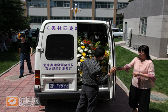 金鹰娱乐讯（北京记者：冯紫剑）中央电视台著名播音员罗京，因淋巴癌扩散医治无效，于2009年6月5日7时05分，不幸与世长辞，享年48岁。位于307医院的吊唁灵堂，将接受来自公众的缅怀。图为中央电视台在解放军307医院举行新闻发布会。（金鹰娱乐北京站独家图片，转载请注明出处。）