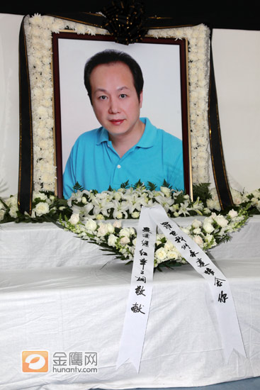 金鹰娱乐讯(北京记者：冯紫剑)中央电视台著名播音员罗京，因淋巴癌扩散医治无效，于2009年6月5日7时05分，不幸与世长辞，享年48岁。位于307医院的吊唁灵堂，将接受来自公众的缅怀。金鹰娱乐获悉，灵堂现场罗京的遗照是一张特别的照片：“会令人百感交集，是他的家属和治丧委员会一起选定的，很特别。 ”此外，在灵堂的正中央，醒目地挂着一条横幅挽联，上书：罗京老师永远活在我们心中。(金鹰娱乐北京站独家图片，转载请注明出处。)
