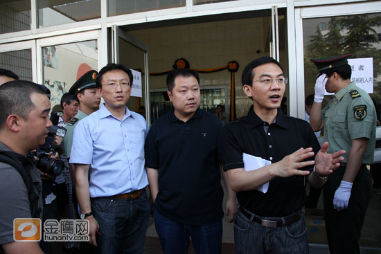金鹰娱乐讯(北京记者：冯紫剑)中央电视台著名播音员罗京，因淋巴癌扩散医治无效，于2009年6月5日7时05分，不幸与世长辞，享年48岁。位于307医院的吊唁灵堂，将接受来自公众的缅怀。金鹰娱乐获悉，灵堂现场罗京的遗照是一张特别的照片：“会令人百感交集，是他的家属和治丧委员会一起选定的，很特别。 ”此外，在灵堂的正中央，醒目地挂着一条横幅挽联，上书：罗京老师永远活在我们心中。(金鹰娱乐北京站独家图片，转载请注明出处。)