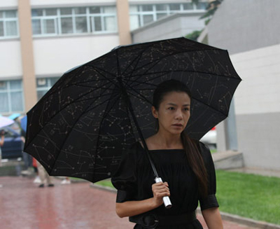 央视主持人朱迅冒雨前来为罗京送行