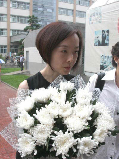陈鲁豫手捧白色菊花悼念罗京