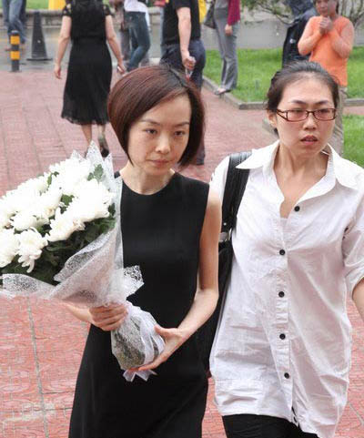 陈鲁豫手捧白色菊花悼念罗京