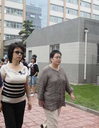 央视主持人张越、黄薇前来悼念。