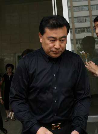 张宏民前来悼念，一脸沉重。