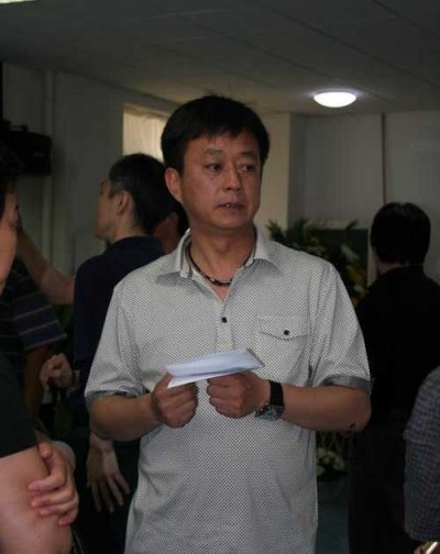 罗京病逝，朱军前来悼念。