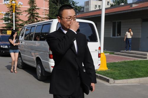 罗京病逝，马斌前来悼念。
