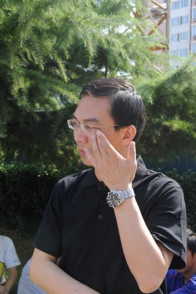 罗京病逝，郎永淳前来悼念。