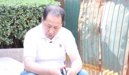 罗京病逝，罗京哥哥悲痛不已。