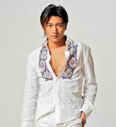 谢霆锋：谢霆锋2002年3月因“顶包案”被判服240小时社会服务令。2003年3月谢霆锋复出，“英皇”为其举行了盛大的复出仪式，随后安排他接广告、拍电影、推新碟、开演唱会，人气不跌反升。