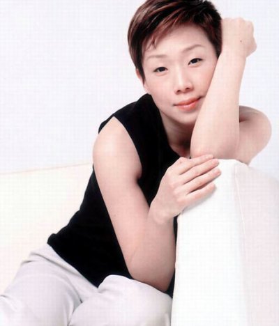 林忆莲：上世纪80年代末走红，演唱事业一帆风顺，国语唱片销量动辄超过60万张。1999年因与李宗盛相恋而移居台湾，婚后淡出乐坛，相夫教子，一两年才推出一张唱片。然而苦心经营的爱情终于没能坚持到底，婚姻破裂之后的林忆莲将重心放在了复出歌坛之上，不俗的实力和敬业的态度让她的复出之路一片光明。单是复出时召开的记者会已花费数十万港币，而且又先后为“新城台庆音乐会”等活动打头阵演出，在“全球华语歌曲排行榜”活动上以令人惊艳的性感造型领取了“卓越成就大奖”，还不停接受传媒采访及为杂志拍封面照，曝光率越来越高。我们有理由相信，当爱已成为往事的时候，阿莲能够坚强地在歌坛辉煌地走下去。