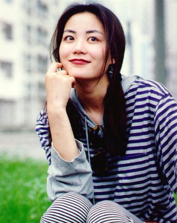 王菲笑对“为老公补窟窿”：有消息称，王菲以天价取代成龙为某洗发水代言人。王菲之所以如此急不可耐，是因为老公李亚鹏经营不善，短短4年，已经花费了王菲接近半亿的退休生活费。对于外界的猜测，据王菲的好友透露，其实这样的说法，王菲早就有所耳闻，“但她一向都那个态度，不会去理闲言碎语，一笑了之啦！ ”