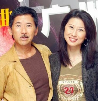 林子祥与叶倩文5年前结婚，其后一直在加拿大过着“隐居”生活，近来却突然复出乐坛开演唱会，叶倩文还频频亮相极力推销她的新专辑。有香港媒体揭露：叶倩文投资失败导致家庭经济拮据，是这两位实力派歌手重返香港赚“养老金”的最主要原因。