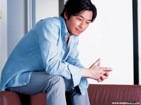 王杰：王杰的情况十分类似。1994年他婚姻失败，牛脾气一发作，放下一切工作远赴加拿大。花光了所有积蓄之后，浪子终于回头，两年前回香港与“英皇”签下10年长约。有传闻说，王杰回归的真正原因是在加拿大豪赌花光了老本。当然，当事人是否认的，但无论如何，原因都是一个字———钱！