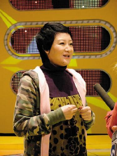 买红妹自从嫁给孙楠后就淡出荧屏，买红妹笑称七年来自己生活的全部是，“拖地、洗衣服、带孩子，就是全职家庭主妇。”又是什么原因让买红妹决定复出呢？买红妹说：“女儿已经上学了，我把家里打点得非常好，我也想换种生活方式了。
