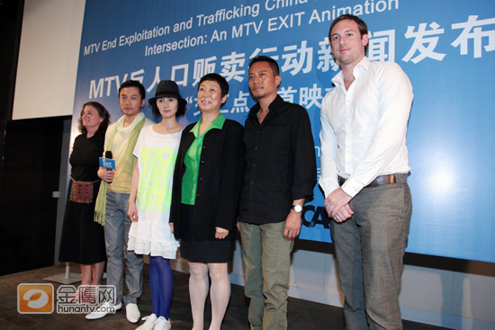 配音演员与活动主办方领导合影（图：冯紫剑。金鹰娱乐独家图片，转载请注明出处。）
