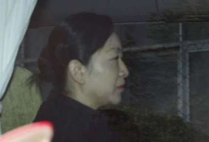 罗京夫人刘继红难掩悲伤
