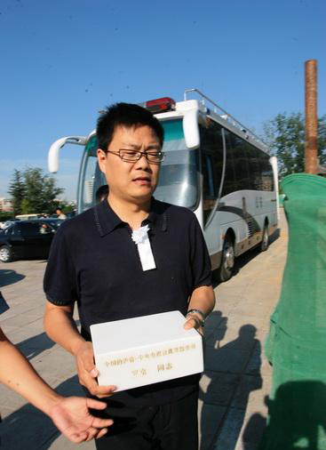 金鹰娱乐讯 2009年6月11日，央视《新闻联播》主持人罗京追悼会及遗体告别仪式在北京八宝山举行。众多名嘴前往参加悼念活动。