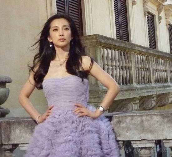日前，李冰冰忙里偷闲飞抵意大利罗马拍摄了某品牌新款广告。由于连续赶拍两部大片《风声》、《狄仁杰之通天帝国》，让拥有四个国际品牌代言的李冰冰分身乏术。拍摄当天地点虽然选择在一个僻静的公园，但依然偶遇意大利小影迷索要签名。
