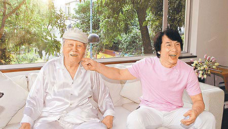 成龙：豪宅表孝心。成龙对父亲一向都很孝顺，阔绰地花了1700万港元购买了一套豪宅送给爸爸作为礼物。成龙原来给父亲在香港买了一套面积不太大的房子，因为父亲一年只在香港小住几日，他大部分时间都住在澳洲的一套装修豪华的别墅里。2002年因家中失火把别墅烧毁后，成龙就把父亲接到香港住。父亲总觉得房间太小，想要住一间大的，但不好开口说。一次，他对陈自强说：“每次他都带我看房子，不过只是看看罢了，我知道他是不会买给我的！”这话传到成龙的耳朵里，让他觉得好伤心，其实他不是不肯给父亲买房子，只不过是一直觉得没有必要。这天，大哥又一次和老爸看楼，听到爸爸的赞许后，他偷偷买下了。