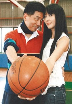 钱韦杉、钱韦成父亲钱一飞曾担任台湾裕隆篮球队总教练，纵横球场四十二年，跨足台湾男女篮教席。因为七年前罹患鼻咽癌，于2007年病逝，享年六十岁。钱韦杉对爸爸的铁汉柔情从小到大全印在心里，钱一飞本来坚决反对女儿和他一手调教出来的邱宗志交往，怕篮球员太受女粉丝欢迎，女儿会受伤。但钱韦杉和邱宗志之间随时间而情比金坚，钱一飞阻拦无效，只得默许。后来钱韦杉入演艺圈，也是经过一番协调保证，钱一飞才答应。