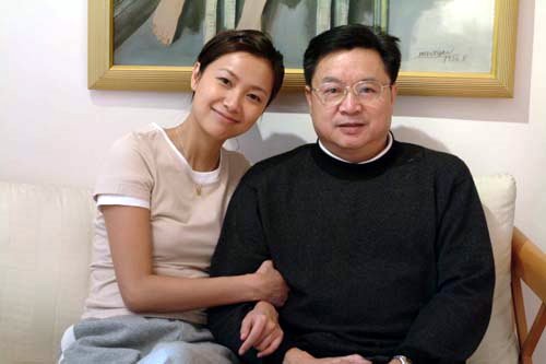 徐静蕾：“对，我爸爸是个领导，哈哈……”说到爸爸，徐静蕾的语气里透着敬畏。徐静蕾的父亲应该算是学前教育坚定的践行者，读了不少有关学前教育的书之后，爸爸开始全面系统地教育女儿，认字、写字、背书、算术……可想而知徐静蕾的幼年其实并不好过，绝大部分时间都用来完成爸爸安排的任务。不过如今才女已炼成，徐静蕾自己也承认，“如果说我的审美能力和分寸感还不错的话，很大程度上得益于小时候爸爸的培养。”