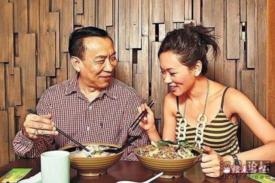 杨思琦父亲以前是一位军人：杨思琦是家中幼女，上边只有一位哥哥,思琦为方便工作早已搬离父母家，只偶然回旧居探望父母。过去在爸爸的影响下，思琦曾考虑当警察，不过她有大近视，而且体能不合格。没想到因爸爸为她拿的港姐报名表格，令她踏入人生另一阶段。她说：“填表格之后我都没再理会，但最后一日交表格，那天大风大雨，爸爸冒雨淋得一身湿帮我去交表格，结果 这次我没令他望。”杨爸爸则看着女儿说：“她入行这么久都没改变过，只是成熟了，我和她什么都讲，有时会开解她，只有看开一点，社会上什么人都有，她的朋友我通通见过，她是一个孝顺乖女。”