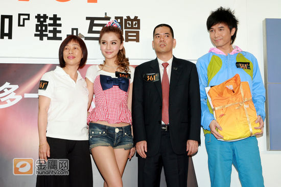 古巨基和Angelababy出席体育用品品牌的活动，并亲自设计别注版专业运动鞋巨型模型作展览。