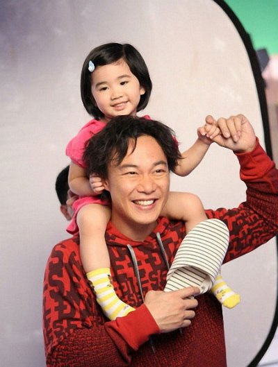 才气逼人型：众所周知，陈奕迅特别爱抽烟，尽管他也知道抽烟对嗓子不好，但是无论怎样都无法把烟瘾戒掉。对于这样一个烟瘾非常大的人来说，不抽烟是件极其痛苦的事情。不过，在陈奕迅有了宝宝之后，他便开始注意自己抽烟的问题，不但减少了抽烟的次数，还让自己绝对不在宝宝面前抽烟。原来，好爸爸都是相似的，当好爸爸的决心远比烟瘾的诱惑强多了