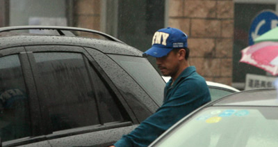王学兵冒雨下车