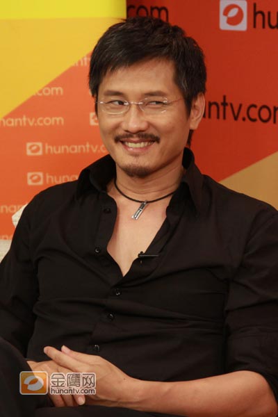 包小柏使坏笑